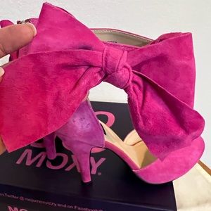 Mojo Moxy Pink Suede shoes size 8.5